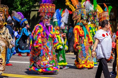 Portland, Oregon, ABD - 10 Haziran 2023: 2023 Portland Gül Festivali sırasında Grand Floral Parade 'deki Orgullo Morelense Cemiac miras grubu.