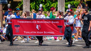 Portland, Oregon, ABD - 10 Haziran 2023: Tualatin Lisesi Timberwolves yürüyüş bandosu Portland Gül Festivali 2023.