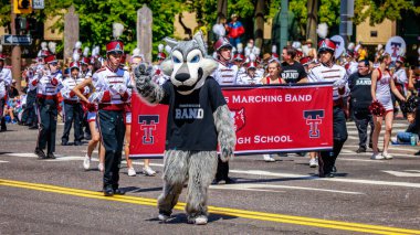 Portland, Oregon, ABD - 10 Haziran 2023: Tualatin Lisesi Timberwolves yürüyüş bandosu Portland Gül Festivali 2023.