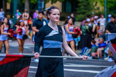 Portland, Oregon, ABD - 10 Haziran 2023: Tualatin Lisesi Timberwolves yürüyüş bandosu Portland Gül Festivali 2023.