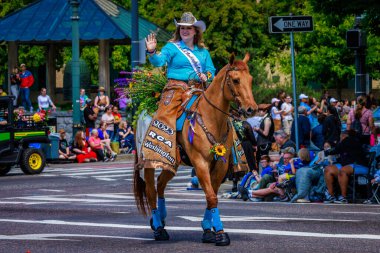 Portland, Oregon, ABD - 10 Haziran 2023: Amerika Rodeo Şampiyonu - Washington, Jessica Sayward, Portland Gül Festivali 2023.