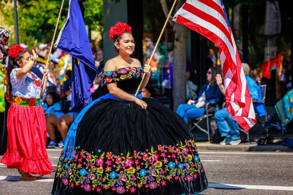 Portland, Oregon, ABD - 10 Haziran 2023: 2023 Portland Gül Festivali sırasında Grand Floral Parade 'deki Orgullo Morelense Cemiac miras grubu.