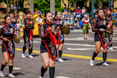 Portland, Oregon, ABD - 10 Haziran 2023: Shu-Te Lisesi Grand Floral Parade Bandosu, 2023 Portland Gül Festivali sırasında.