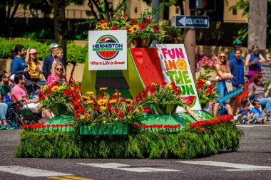 Portland, Oregon, ABD - 10 Haziran 2023: 2023 Portland Gül Festivali sırasında Hermiston Mini Geçit Töreni.