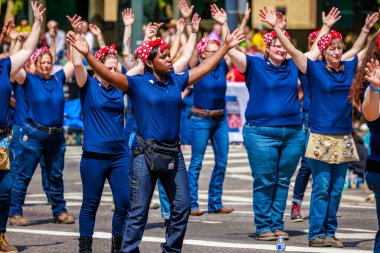 Portland, Oregon, ABD - 10 Haziran 2023: Portland Gül Festivali sırasında Büyük Çiçek Geçidi 'nde Uluslararası Elektrik İşçileri Birliği.