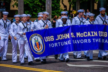 Portland, Oregon, ABD - 10 Haziran 2023: USS John S. McCain (DDG-56) ekibi, Portland Gül Festivali 2023 yılında.