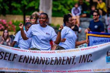 Portland, Oregon, ABD - 10 Haziran 2023 Portland Gül Festivali sırasında Grand Floral Parade 'de Kendini Geliştirme, Inc..