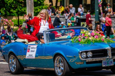 Portland, Oregon, ABD - 10 Haziran 2023 Portland Gül Topluluğu Başkanı Kathryn Schach, 2023 Portland Gül Festivali sırasında Grand Floral Parade 'de.