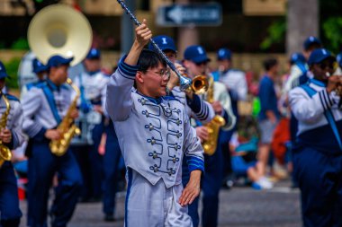 Portland, Oregon, ABD - 10 Haziran 2023: Portland Gül Festivali sırasında Grand Floral Parade 'de Interlake Lisesi Bandosu.