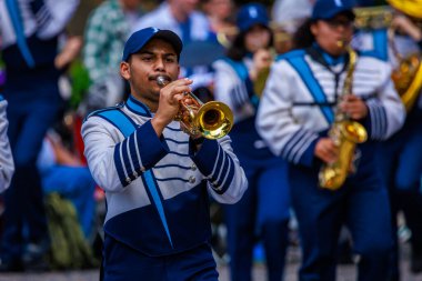 Portland, Oregon, ABD - 10 Haziran 2023: Portland Gül Festivali sırasında Grand Floral Parade 'de Interlake Lisesi Bandosu.