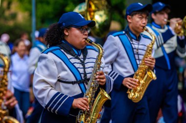 Portland, Oregon, ABD - 10 Haziran 2023: Portland Gül Festivali sırasında Grand Floral Parade 'de Interlake Lisesi Bandosu.