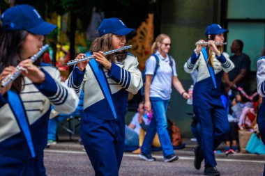 Portland, Oregon, ABD - 10 Haziran 2023: Portland Gül Festivali sırasında Grand Floral Parade 'de Interlake Lisesi Bandosu.