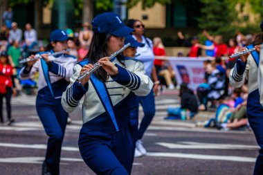 Portland, Oregon, ABD - 10 Haziran 2023: Portland Gül Festivali sırasında Grand Floral Parade 'de Interlake Lisesi Bandosu.