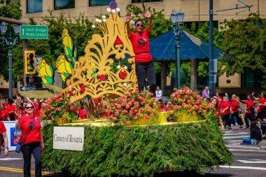 Portland, Oregon, ABD - 10 Haziran 2023 Portland Gül Festivali sırasında Büyük Çiçek Geçidi 'nde Rosaria Tacı.