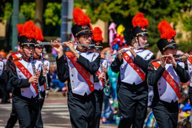 Portland, Oregon, ABD - 10 Haziran 2023 Portland Gül Festivali sırasında Grand Floral Parade 'de Battle Ground High School Marching Band.