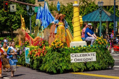 Portland, Oregon, ABD - 10 Haziran 2023 Portland Gül Festivali sırasında Büyük Çiçek Geçidi 'nde Kültür Vakfı Şamandırası.