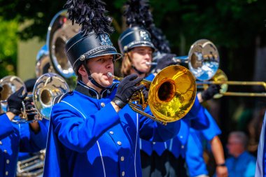 Portland, Oregon, ABD - 10 Haziran 2023: Hillsboro Lisesi yürüyüş bandosu Portland Gül Festivali 2023.