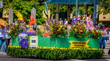 Portland, Oregon, ABD - 10 Haziran 2023 Burası Oregon, Portland Gül Festivali sırasında Büyük Çiçek Geçidi 'nde.