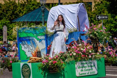 Portland, Oregon, ABD - 10 Haziran 2023 Portland Gül Festivali sırasında Büyük Çiçek Geçidi 'nde Oregon City Mini-Float.