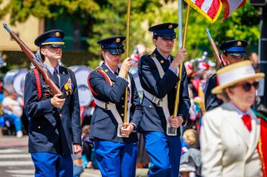 Portland, Oregon, ABD - 10 Haziran 2023 Portland Gül Festivali sırasında Oregon City Lisesi yürüyüş bandosu.