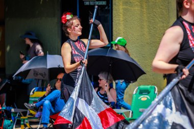 Portland, Oregon, ABD - 10 Haziran 2023 Portland Gül Festivali sırasında Oregon City Lisesi yürüyüş bandosu.