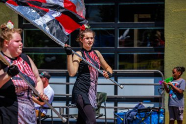 Portland, Oregon, ABD - 10 Haziran 2023 Portland Gül Festivali sırasında Oregon City Lisesi yürüyüş bandosu.