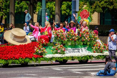 Portland, Oregon, ABD - 10 Haziran 2023: Gül Festivali 1973 Büyük Çiçek Geçidi Mahkemesi, Portland Gül Festivali 2023.