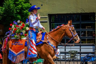 Portland, Oregon, ABD - 10 Haziran 2023: Coos County Fair & Rodeo Queen, Paige Train, Portland Gül Festivali 2023.