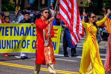 Portland, Oregon, ABD - 10 Haziran 2023 Portland Gül Festivali sırasında Büyük Çiçek Geçidi 'nde Vietnam Topluluğu.