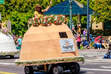 Portland, Oregon, ABD - 10 Haziran 2023: Penticton Şeftali Festivali Grand Floral Parade 'de Mini-Float, Portland Gül Festivali 2023.