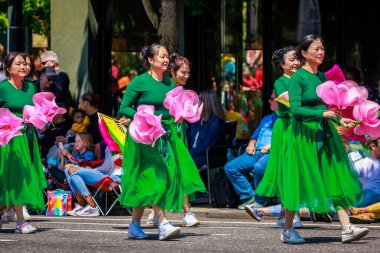 Portland, Oregon, ABD - 10 Haziran 2023 Portland Gül Festivali sırasında Büyük Çiçek Geçidi 'nde Kuzeybatı Çin İttifakı.