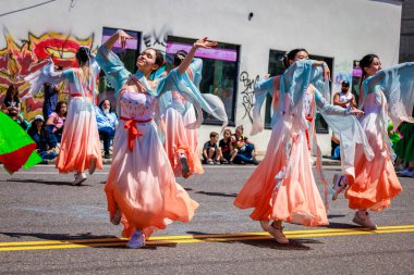 Portland, Oregon, ABD - 10 Haziran 2023 Portland Gül Festivali sırasında Büyük Çiçek Geçidi 'nde Kuzeybatı Çin İttifakı.