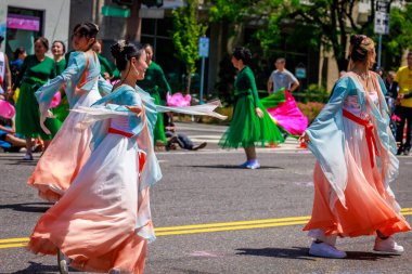 Portland, Oregon, ABD - 10 Haziran 2023 Portland Gül Festivali sırasında Büyük Çiçek Geçidi 'nde Kuzeybatı Çin İttifakı.