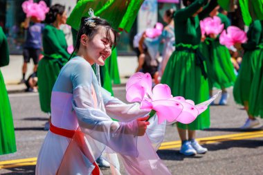 Portland, Oregon, ABD - 10 Haziran 2023 Portland Gül Festivali sırasında Büyük Çiçek Geçidi 'nde Kuzeybatı Çin İttifakı.