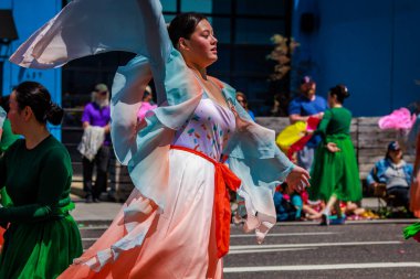 Portland, Oregon, ABD - 10 Haziran 2023 Portland Gül Festivali sırasında Büyük Çiçek Geçidi 'nde Kuzeybatı Çin İttifakı.