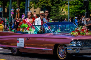 Portland, Oregon, ABD - 10 Haziran 2023 Portland Gül Festivali sırasında Büyük Çiçek Geçidi 'nde Kuzeybatı Çin İttifakı.