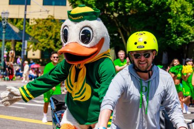 Portland, Oregon, ABD - 10 Haziran 2023: Portland Gül Festivali sırasında Oregon Duck Üniversitesi.