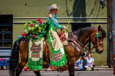 Portland, Oregon, ABD - 10 Haziran 2023 Portland Gül Festivali sırasında Büyük Çiçek Geçidi 'ndeki Clark County Fair Court.