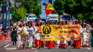 Portland, Oregon, ABD - 10 Haziran 2023 Portland Gül Festivali sırasında Oregon Tigray Community in the Grand Floral Parade.