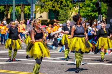 Portland, Oregon, ABD - 10 Haziran 2023 Portland Gül Festivali sırasında Büyük Çiçek Geçidi 'nde CareOregon.