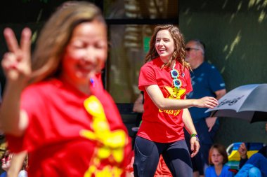 Portland, Oregon, ABD - 10 Haziran 2023: Portland Gül Festivali sırasında Grand Floral Parade 'de Bir kez daha yürüyüş bandosu.