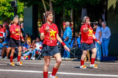 Portland, Oregon, ABD - 10 Haziran 2023: Portland Gül Festivali sırasında Grand Floral Parade 'de Bir kez daha yürüyüş bandosu.