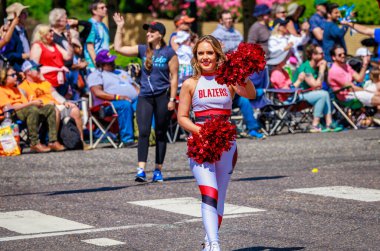 Portland, Oregon, ABD - 10 Haziran 2023 Portland Gül Festivali 'nde Portland Trail Blazers' ın resmi dans takımı Blazer Dansçıları.