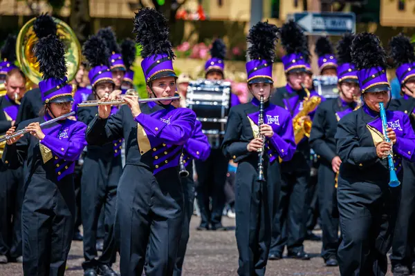 Portland, Oregon, ABD - 10 Haziran 2023: Hermiston Lisesi Yürüyüş Grubu, Portland Gül Festivali 2023.