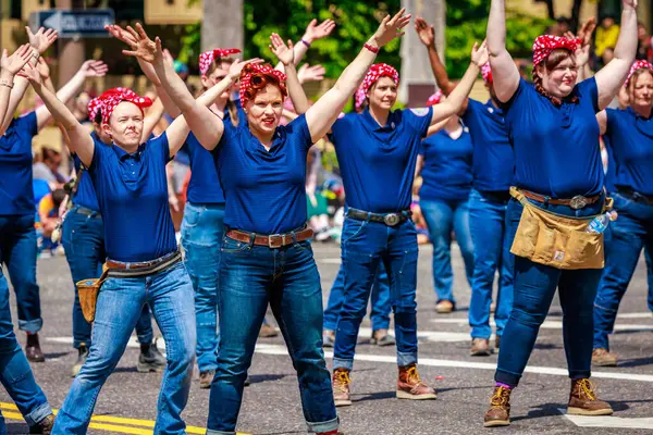 Portland, Oregon, ABD - 10 Haziran 2023: Portland Gül Festivali sırasında Büyük Çiçek Geçidi 'nde Uluslararası Elektrik İşçileri Birliği.