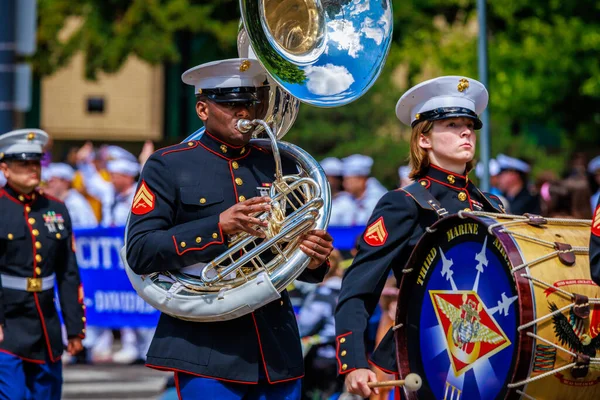 Portland, Oregon, ABD - 10 Haziran 2023 Portland Gül Festivali sırasında Büyük Çiçek Geçidi 'nde Üçüncü Denizci Uçak Kanat Yürüyüşü Bandosu.