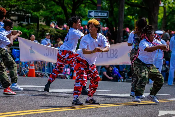 Portland, Oregon, ABD - 10 Haziran 2023 Portland Gül Festivali sırasında Grand Floral Parade 'de Kendini Geliştirme, Inc..