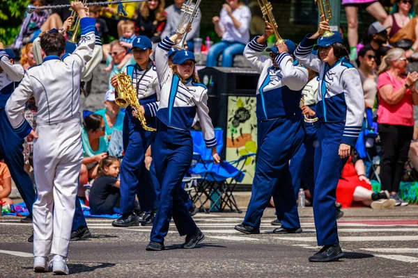 Portland, Oregon, ABD - 10 Haziran 2023: Portland Gül Festivali sırasında Grand Floral Parade 'de Interlake Lisesi Bandosu.