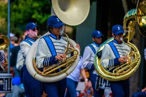 Portland, Oregon, ABD - 10 Haziran 2023: Portland Gül Festivali sırasında Grand Floral Parade 'de Interlake Lisesi Bandosu.