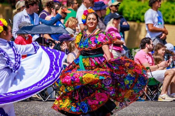 Portland, Oregon, ABD - 10 Haziran 2023 Portland Gül Festivali sırasında Grand Floral Parade 'de Bale Papalotl.